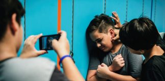 Menino vítima de bullying na escola é filmado com celular por colega