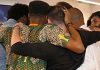 Pais negros se abraçam durante evento Pai Summit 2023