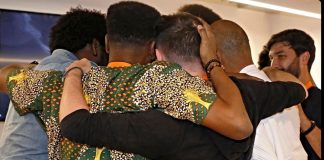 Pais negros se abraçam durante evento Pai Summit 2023
