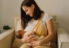 Mãe amamenta bebê com leite materno