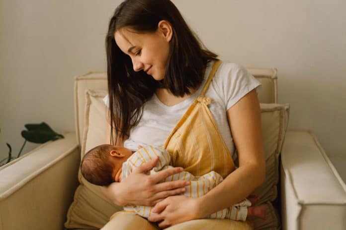 Mãe amamenta bebê com leite materno