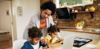 Mãe cuida dos filhos durante home office