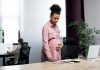 Mulher grávida em ambiente de trabalho