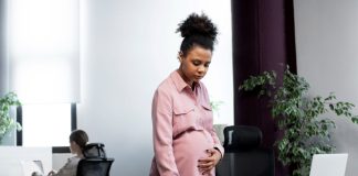 Mulher grávida em ambiente de trabalho