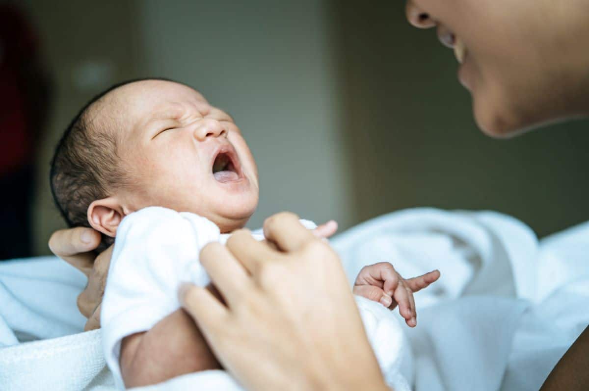Chorar faz o bebê ficar traumatizado? 