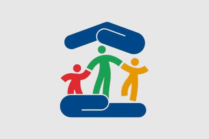 Ilustração símbolo do conselho tutelar mostra adulto segurando as mãos de duas crianças