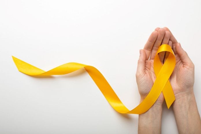 Mão segura fita amarela em referência à campanha Setembro Amarelo contra o suicídio