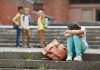 Na escola, crianças zombam de aluna que sofre bullying esconde rosto entre os braços