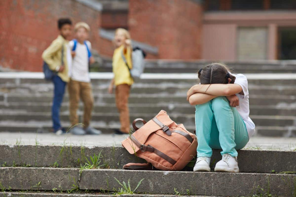 Como ajudar a criança que enfrenta bullying na escola