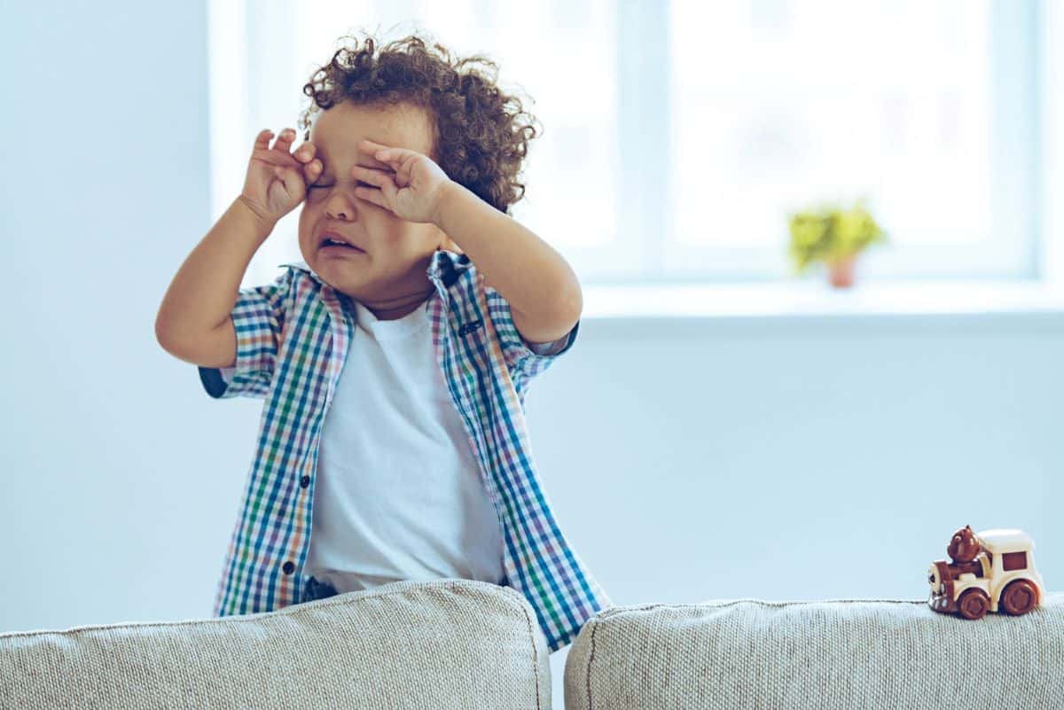 Seu filho coça os olhos com frequência? Saiba o que isso pode indicar