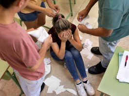 Menina sofre bullying de amigos na escola