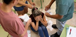 Menina sofre bullying de amigos na escola