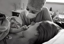 Mãe segura no peito bebê recém-nascido