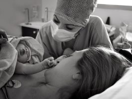 Mãe segura no peito bebê recém-nascido