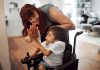 Mãe brinca com filho com deficiência em cadeira de rodas