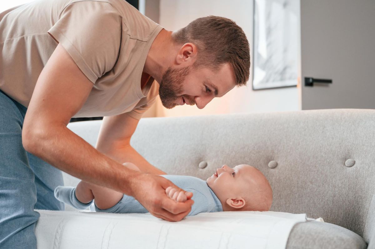 Licença-paternidade estendida é o caminho para maior presença do pai no início da vida dos filhos