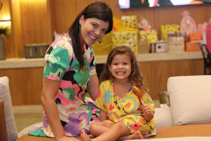 Lais Gontijo e a filha que foi operada ainda dentro do útero