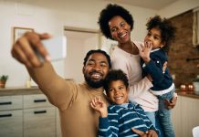 Pai negro tira selfie com sua família