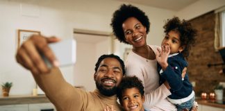 Pai negro tira selfie com sua família