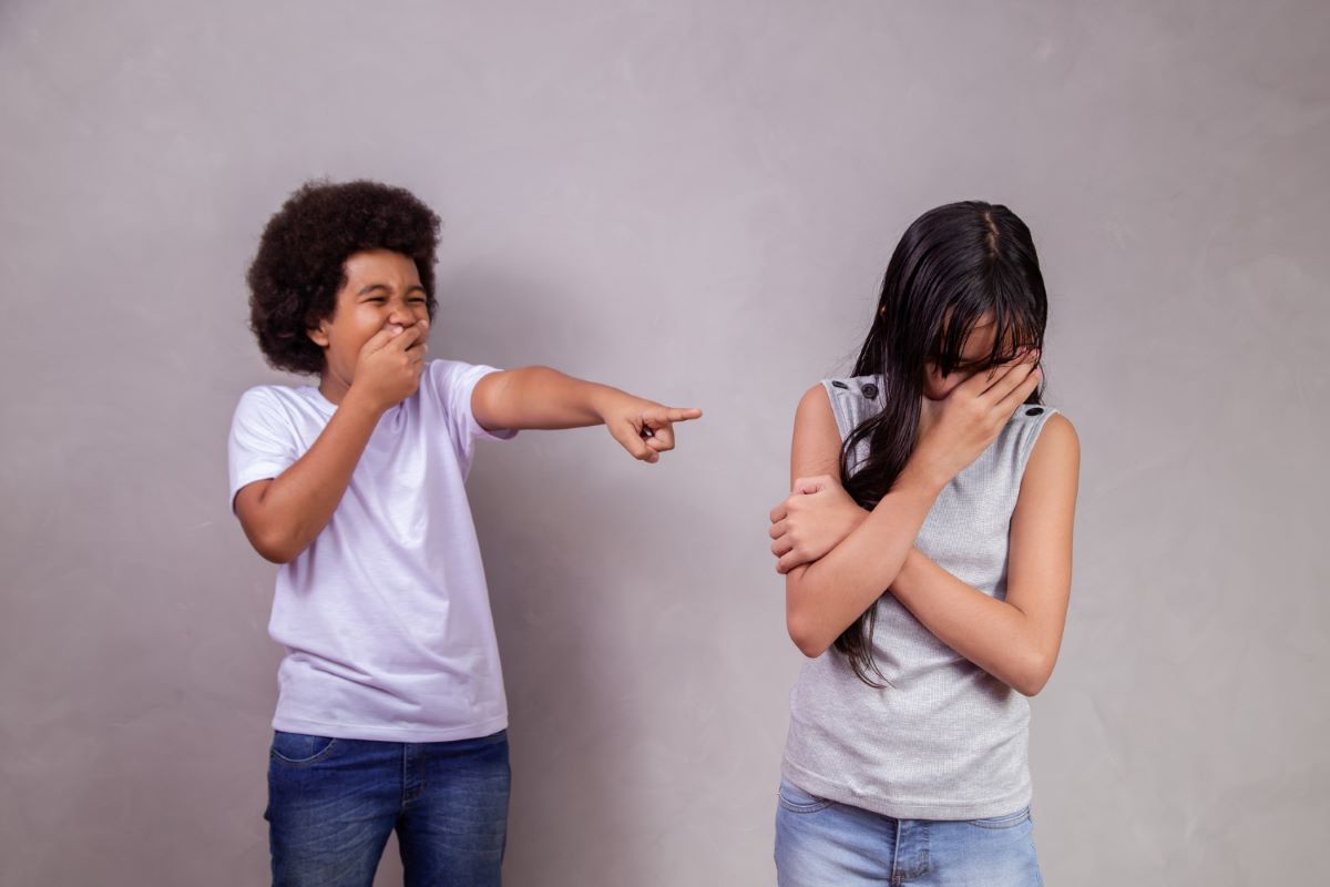 Dicas para ensinar seu filho a lidar com ofensas e agressões