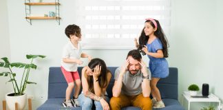 Pais cansados e filhos pulando no sofá; O que fazer quando as crianças não aceitam os limites dos pais?