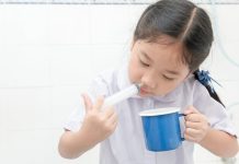 Menina fazendo lavagem nasal; Verão e mudanças de temperatura: os benefícios da lavagem nasal diária para as crianças