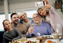 Família com várias gerações reunidas faz selfie durante refeição