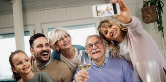 Família com várias gerações reunidas faz selfie durante refeição