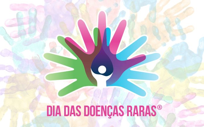 Mãos coloridas abertas, símbolo do Dia Mundial de Doenças Raras