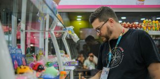 Visitante observa brinquedos durante Abrin, maior feira de brinquedos da América Latina