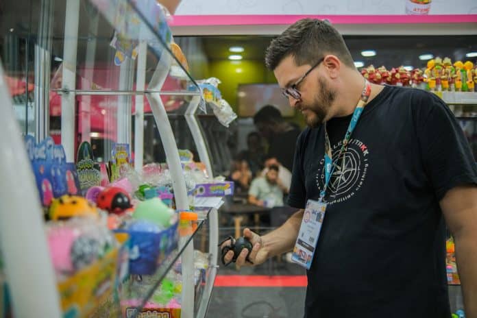 Visitante observa brinquedos durante Abrin, maior feira de brinquedos da América Latina