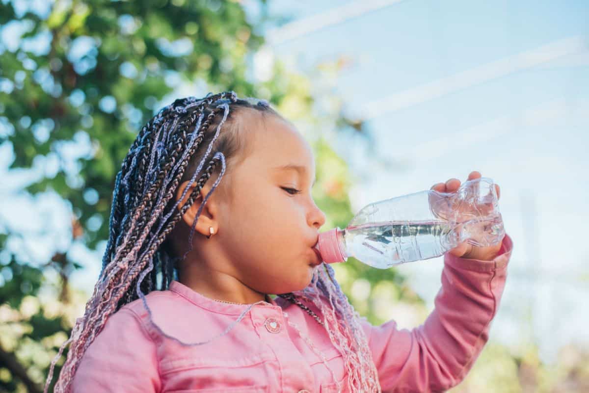 6 dicas infalíveis para que seu filho beba mais água (e você também!) 