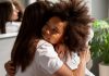 Mãe abraça filha adolescente fazendo uso da comunicação não violenta em família