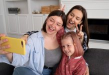Mãe tira selfie com filhos adolescentes