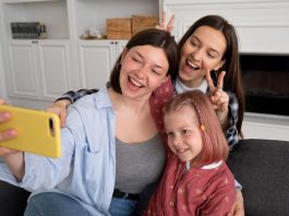 Mãe tira selfie com filhos adolescentes