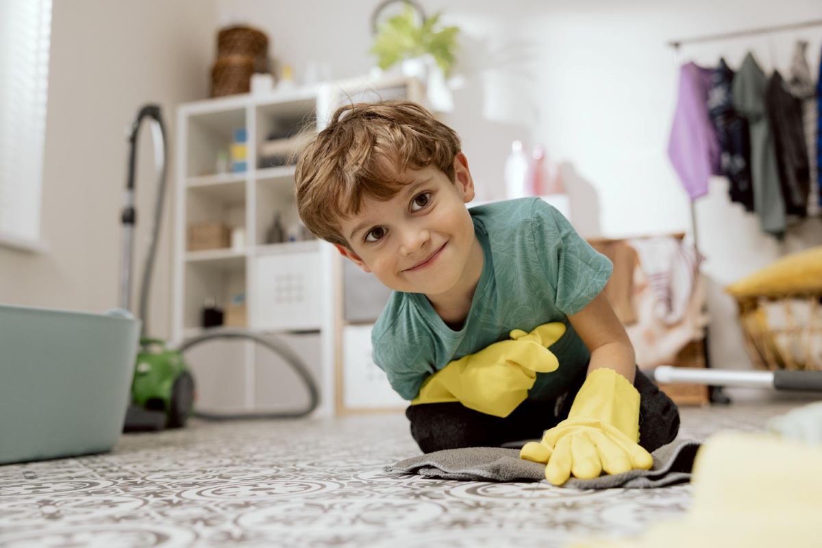 Tarefas domésticas: como fazer com que as crianças ajudem nas demandas de rotina