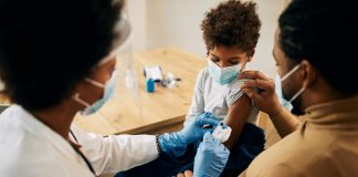 Menino negro recebe vacina contra Covid