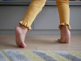 Criança anda na ponta dos pés