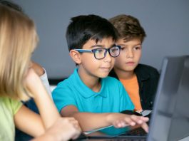 Meninos aprendem programação em computador