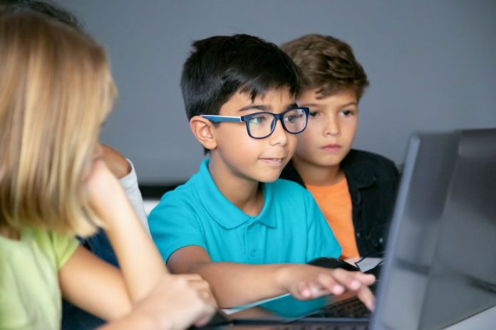 Meninos aprendem programação em computador