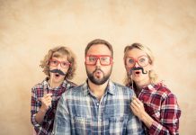 Família com bom humor usa bigodes falsos para brincar