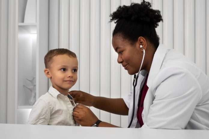 Pediatra negra escuta batimentos cardíacos de paciente menino