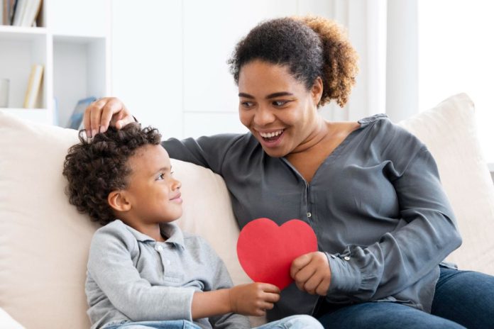 Mãe faz carinho na cabeça do filho