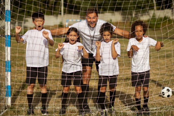 Crianças jogam futebol