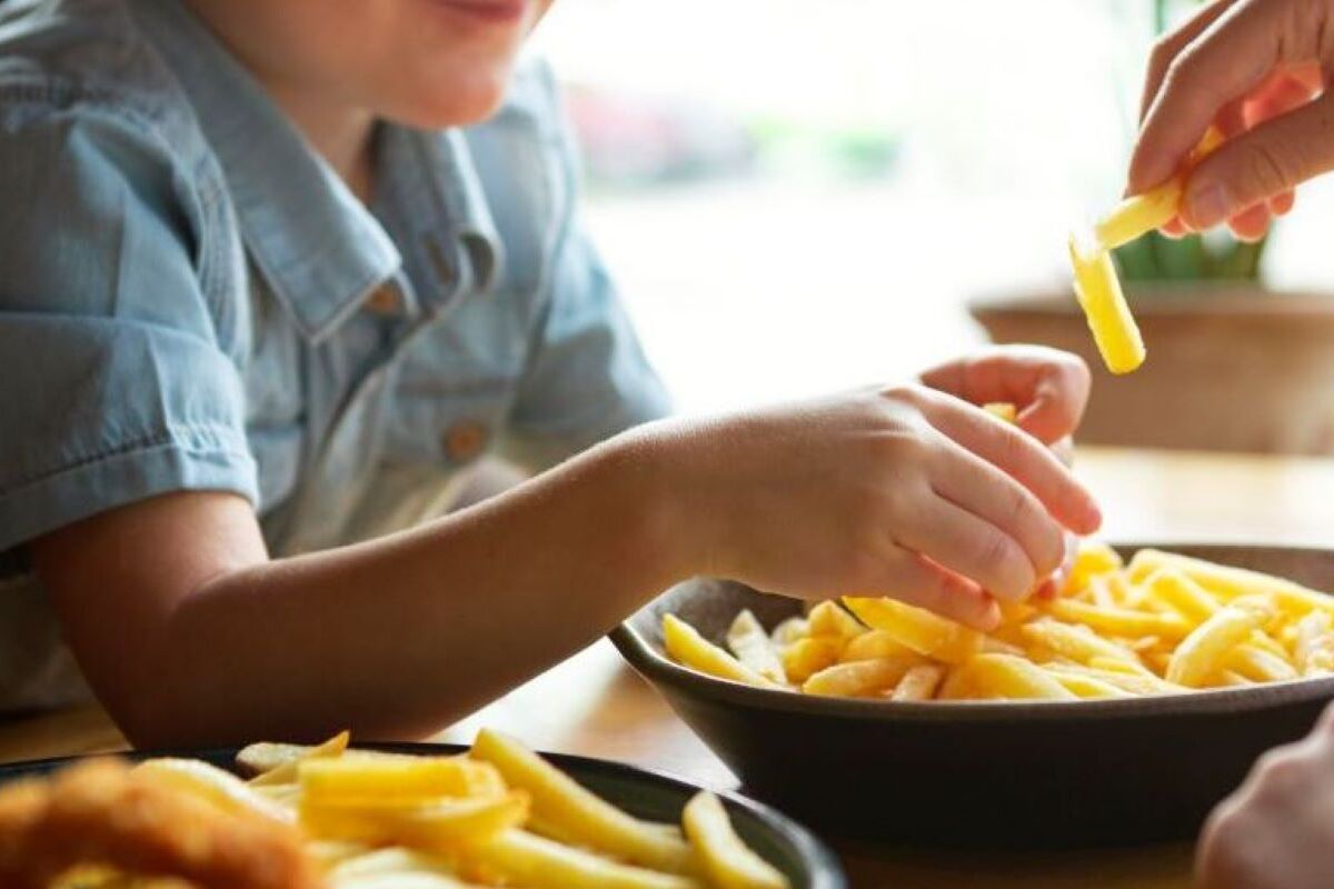 Obesidade na infância e adolescência eleva  o risco de anemia, indica estudo 