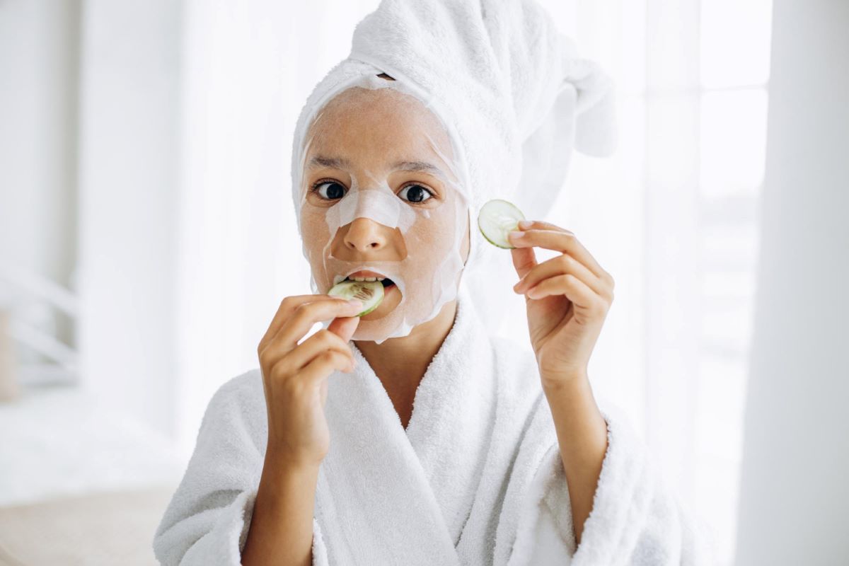 Skincare: conheça os riscos de meninas cuidarem da pele por conta própria
