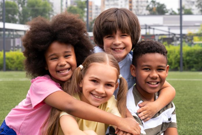 Crianças diversas sorridentes e felizes