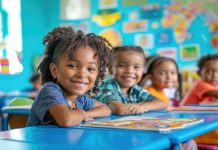 Crianças negras sorridentes sentadas em sala de aula