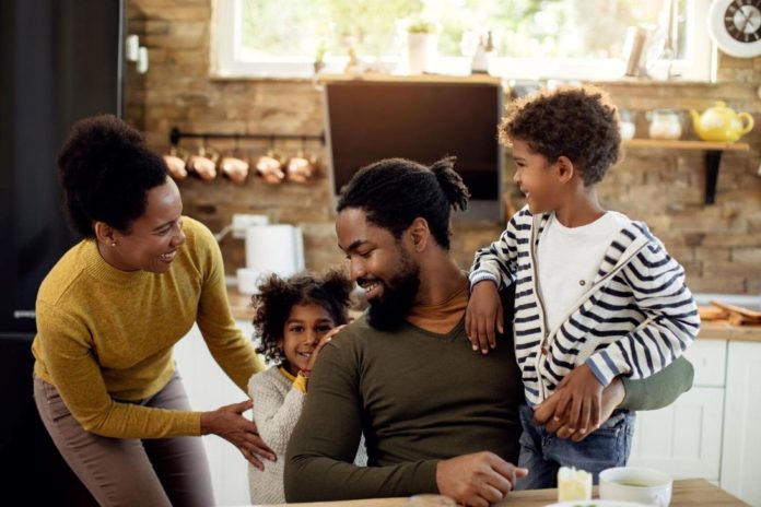 Família conversa na sala