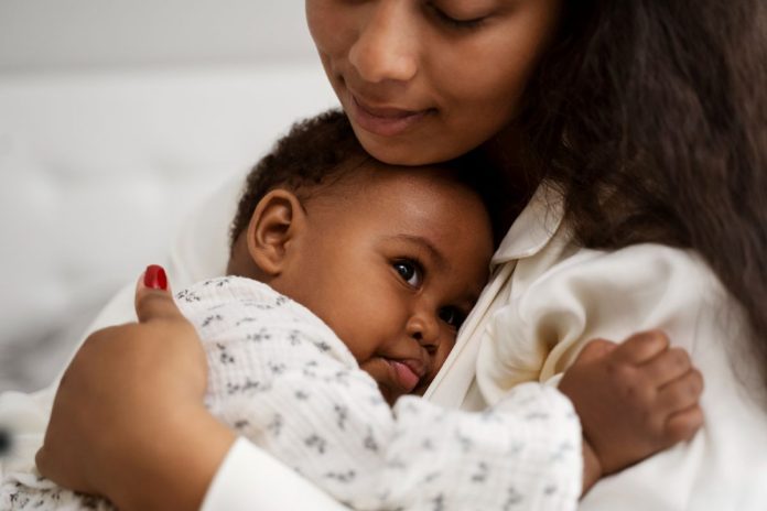 Mãe segura filho nos braços